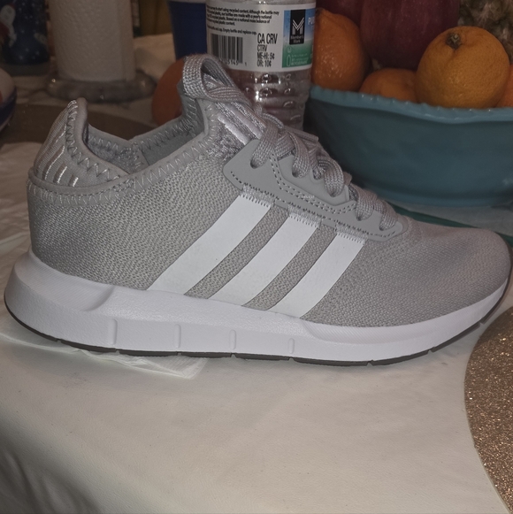 Shoes - Picture 4 of 8